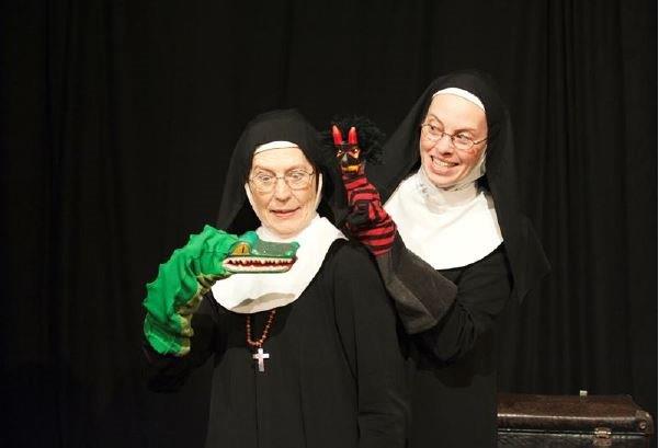 Das Foto zeigt zwei Nonnen beim Puppenspiel